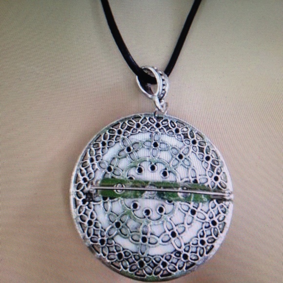 45mm- 2in Blue Willow Brooch or Pendant Necklace - Picture 5 of 5